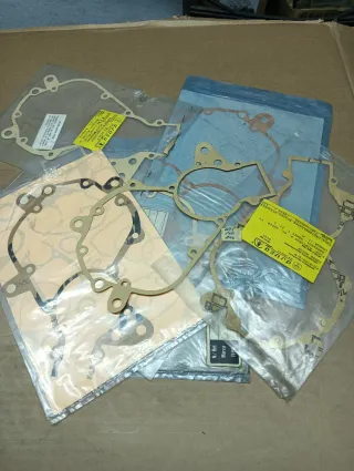 Juntas centrales motor Puch 49,hay 6 en total