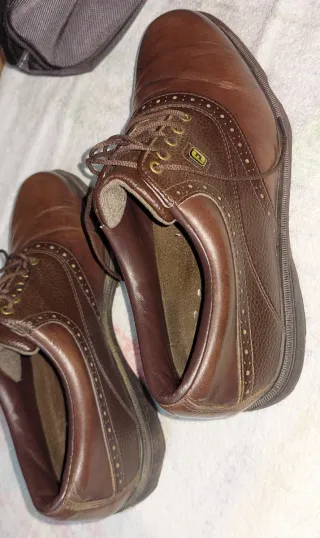 Scarpe 42 golf Callaway e custodia Wilson Staff