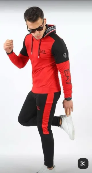 Conjunto deportivo EA7 rojo y negro