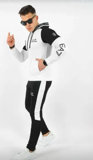 Conjunto deportivo EA7 rojo y negro