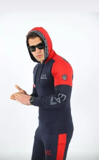 Conjunto deportivo EA7 rojo y negro