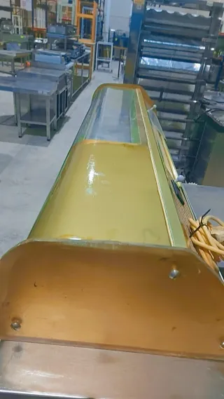 Vitrina Tapas Cristal Curvo Dorada