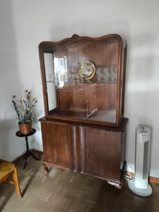 Armario vitrina de madera y cristal