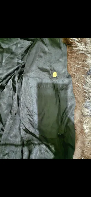 Abrigo de pieles marrón y gris