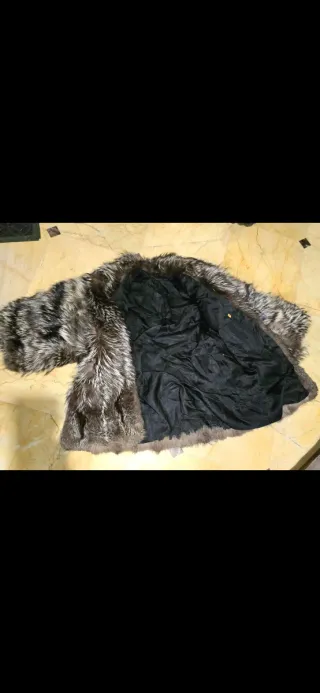 Abrigo de pieles marrón y gris