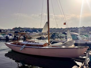 Barco de vela clásico madera Nordic Folkboat 1951