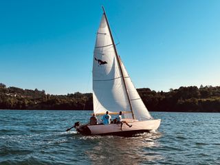 Barco de vela clásico madera Nordic Folkboat 1951