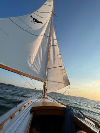 Barco de vela clásico madera Nordic Folkboat 1951