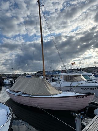 Barco de vela clásico madera Nordic Folkboat 1951