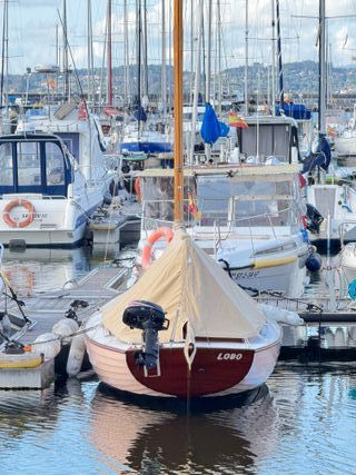 Barco de vela clásico madera Nordic Folkboat 1951
