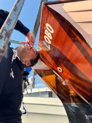 Barco de vela clásico madera Nordic Folkboat 1951
