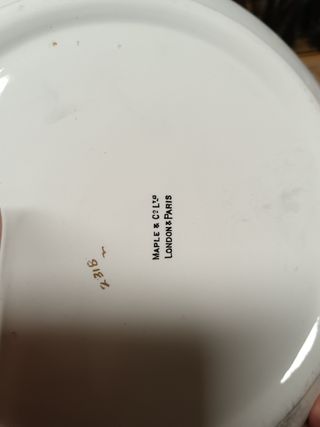 Fuente de porcelana con detalles dorados