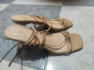 Sandalias beige atadas