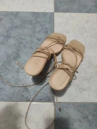 Sandalias beige atadas