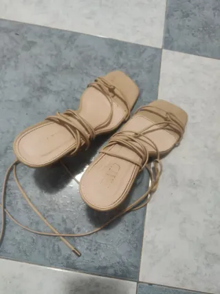 Sandalias beige atadas