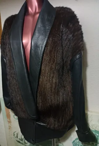 Abrigo de piel negro y marrón