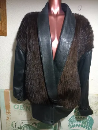 Abrigo de piel negro y marrón