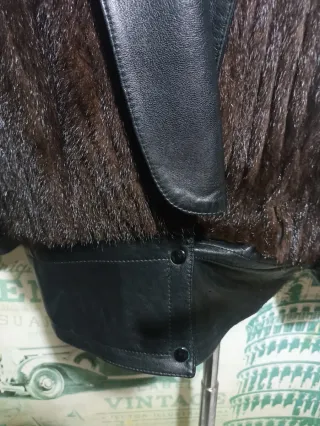 Abrigo de piel negro y marrón