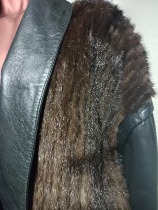 Abrigo de piel negro y marrón