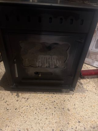 Estufa de leña negra
