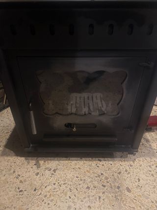 Estufa de leña negra