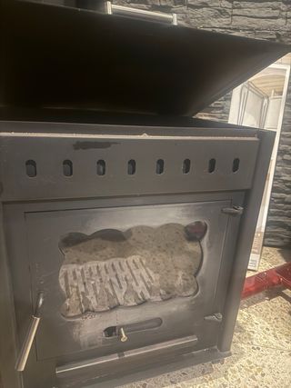 Estufa de leña negra