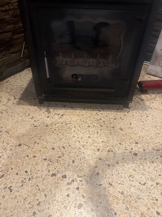 Estufa de leña negra