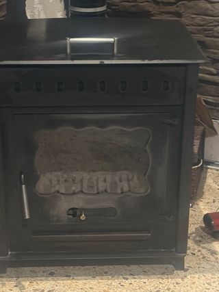 Estufa de leña negra