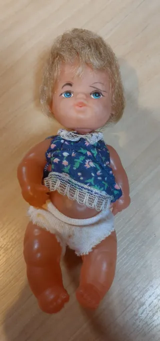 Boneca antiga de brincar