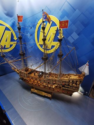 Maqueta Galeón ingles SOBERANO DE LOS MARES 115x90x20 cm + vitrina a medida