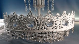 Antigua lámpara de techo estilo Imperio. Araña de cristales de roca.