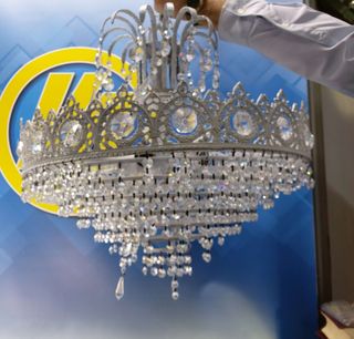 Antigua lámpara de techo estilo Imperio. Araña de cristales de roca.