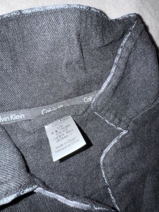 Pijama Calvin Klein Invierno gris, tipo camisero.