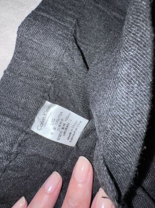 Pijama Calvin Klein Invierno gris, tipo camisero.