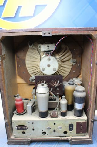 Antigua Radio de Válvulas Castilla. Radio Capilla Castilla 36A años 30.