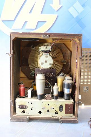 Antigua Radio de Válvulas Castilla. Radio Capilla Castilla 36A años 30.