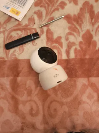 Cámara de seguridad blanca