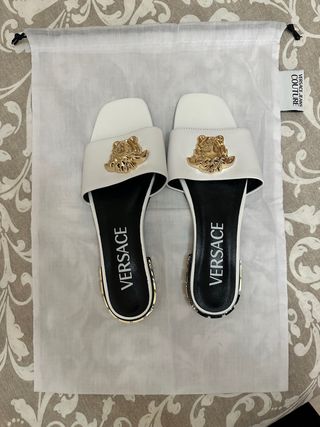 Sandalias medusa con detalles dorados