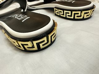 Sandalias medusa con detalles dorados