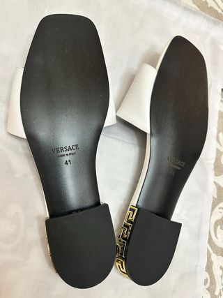 Sandalias medusa con detalles dorados