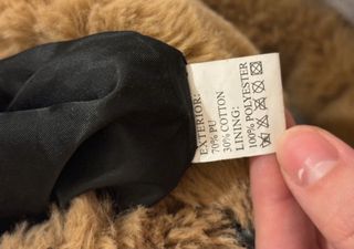 Bolso pelo marrón con aros dorados