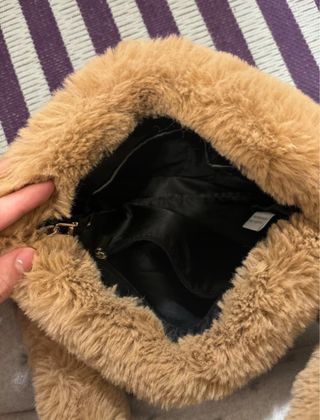 Bolso pelo marrón con aros dorados