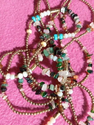 Collar de piedras naturales y oro