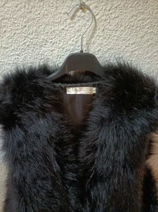 Chaleco de pelo negro