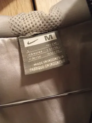 Cazadora Nike Negra y Plateada