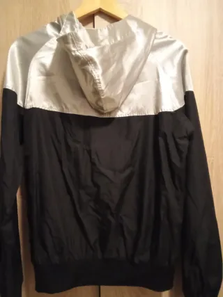 Cazadora Nike Negra y Plateada