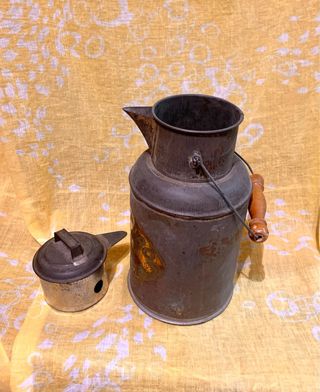 Antigua lata (zafra) aceite con forma de lechera