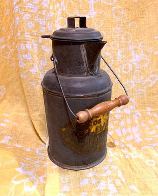 Antigua lata (zafra) aceite con forma de lechera