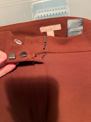 Pantalón traje color teja