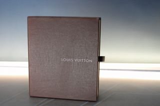 Louis Vuitton, Monogram Empreinte. Caja vacía de funda para iPhone.